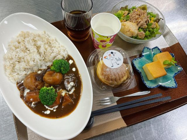 ．
本日は〖ビーフシチュー〗を提供致しました。

お肉は牛すね肉を使っています。
すね肉は筋や腱が多くて硬いのでステーキには向きません。
ですが、煮込めば煮込むほど旨みが出てきて柔らかくなるのが特徴です。
その特徴を生かし、当院のビーフシチューは７時間じっくり煮込んで仕上げています。

退院後は育児,家事で忙しく、なかなか時間をかけて調理する事が難しいことと思います。
 
ですので入院中にでも手の込んだ美味しいものを召し上がって頂きたいという思いからこちらのメニューを組み込みました。

本日の患者様は皆さん完食して下さりとっても嬉しかったです☺️💖
これからもより良いお食事を提供できるよう努めてまいります！

またお夜食では〖コキーユ  マンゴークリーム〗を提供致しました。
@h_totokaka さんありがとうございます😊✨

 #かば記念病院 
 #浜松産婦人科 
 #産婦人科 
 #産婦人科ごはん 
 #産婦人科おやつ 
 #産婦人科お夜食 
 #パン工房totokaka 
 #コキーユ 
 #マンゴークリーム