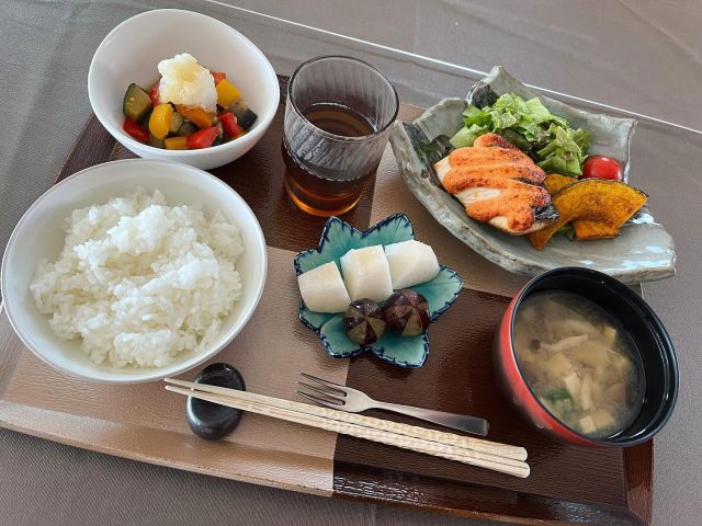 ．

本日から新メニュースタートです✨

-MENU-
白米
カンパチの明太マヨ焼き
彩り野菜の煮浸し
味噌汁
フルーツ

 #かば記念病院 
 #産婦人科 
 #産婦人科ごはん 
 #産婦人科選び 
 #新メニュー 
 #カンパチの明太マヨ焼き
 #彩り野菜の煮浸し